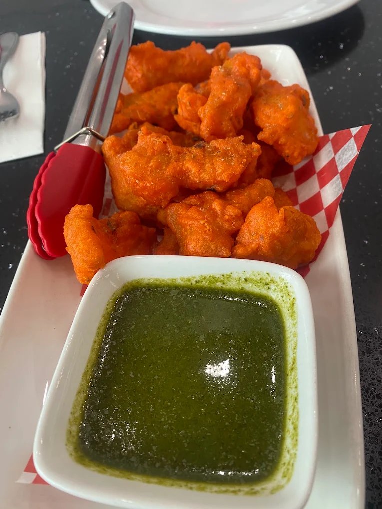 Crispy chicken pakora with green chutney