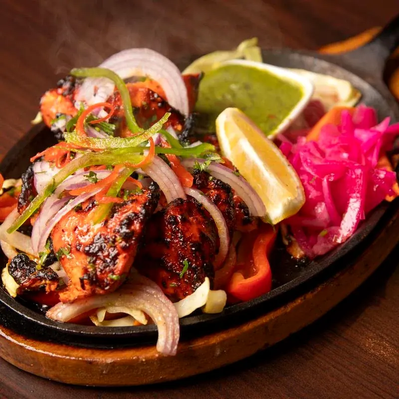 Tandoori Chicken Tikka with lemon and onions