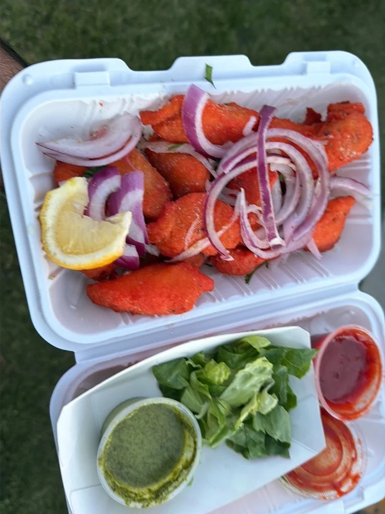 Crispy fish pakora with onions, lemon and chutney