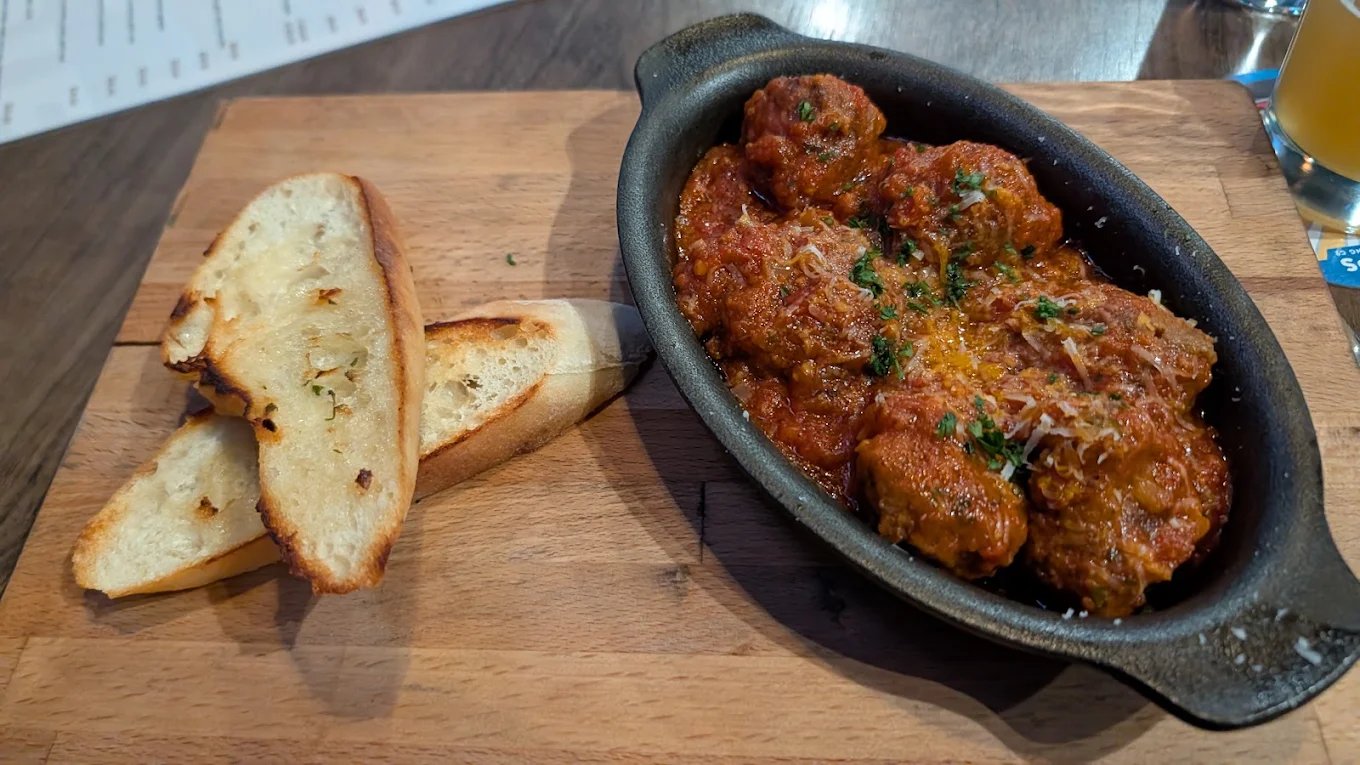Meatballs with garlic bread